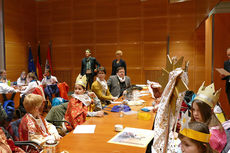 Naumburger Sternsinger zu Besuch beim Hessischen Ministerpräsidenten Volker Bouffier (Foto: Karl-Franz Thiede)